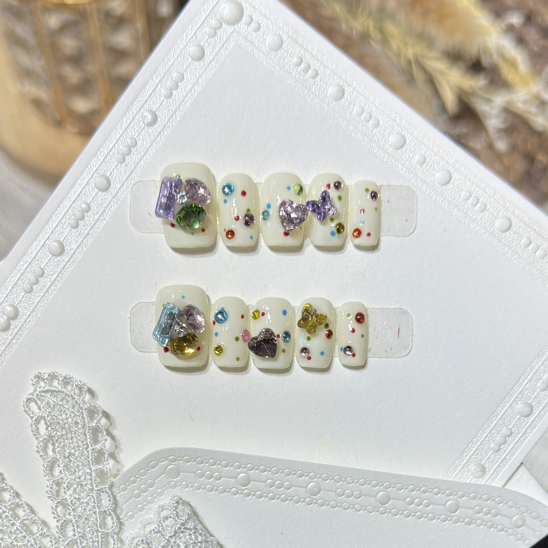Dekoratives Press-On Nagelkunst-Set mit bunten Edelstein-Akzenten Karnz