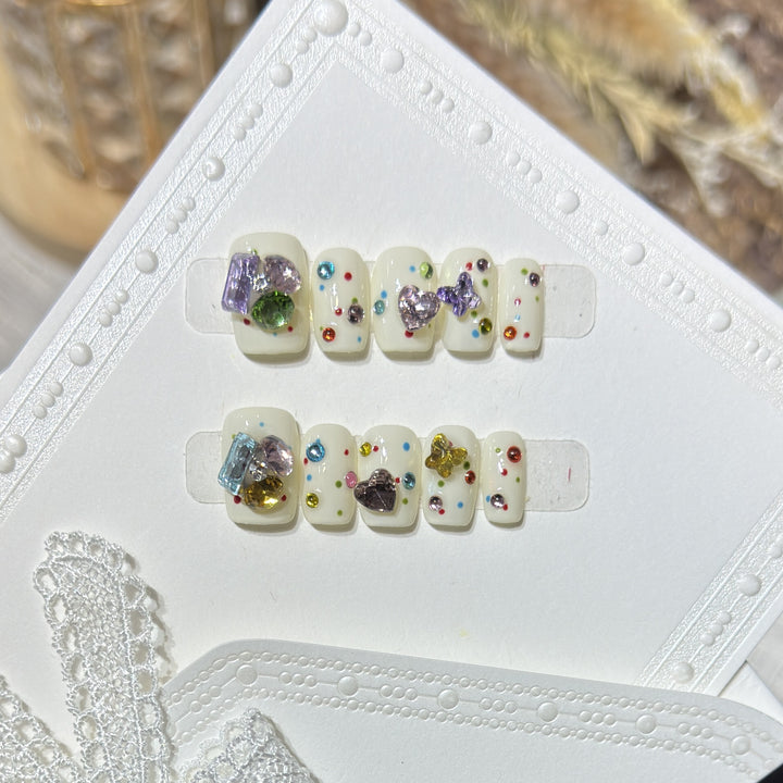 Dekoratives Press-On Nagelkunst-Set mit bunten Edelstein-Akzenten Karnz