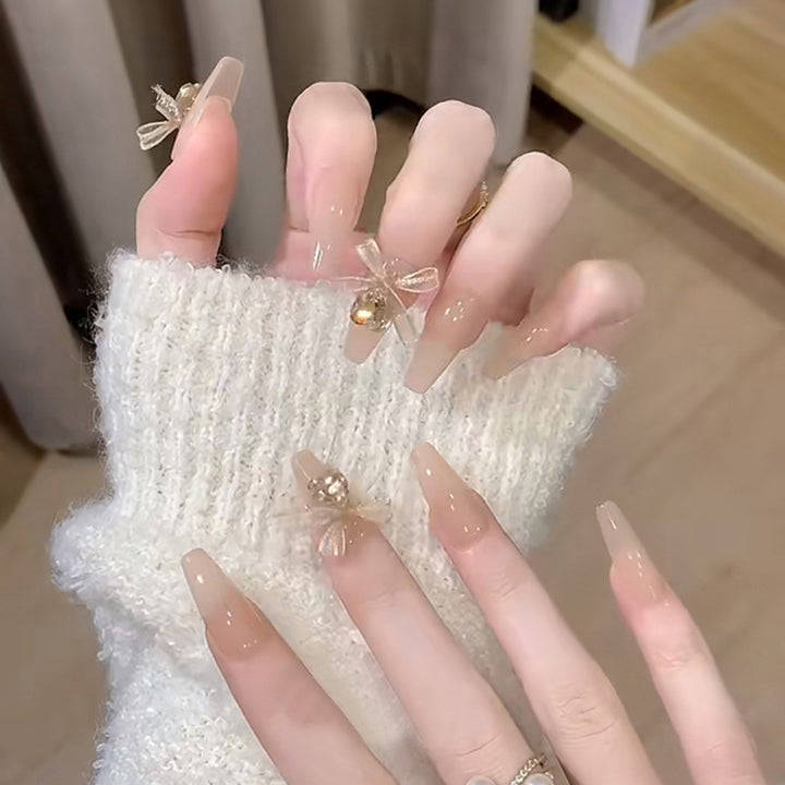 Kunstnagelset mit eleganten 3D-Bloßen und filigranen Akzenten Karnz