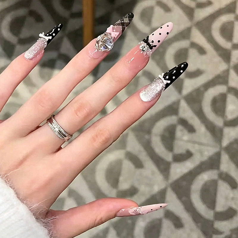 Kunstnagelset mit glamourösen 3D-Applikationen und festlichem Design Karnz