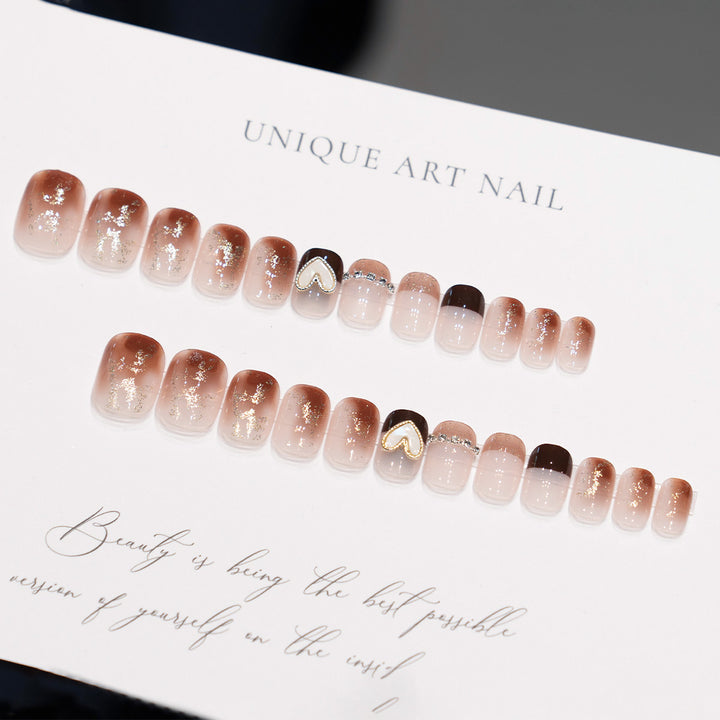 Dekorative Press-On Nagelkunst mit Herzakzenten