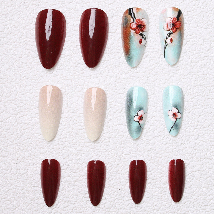 Künstlerische florale Press-On-Nageldesigns Karnz