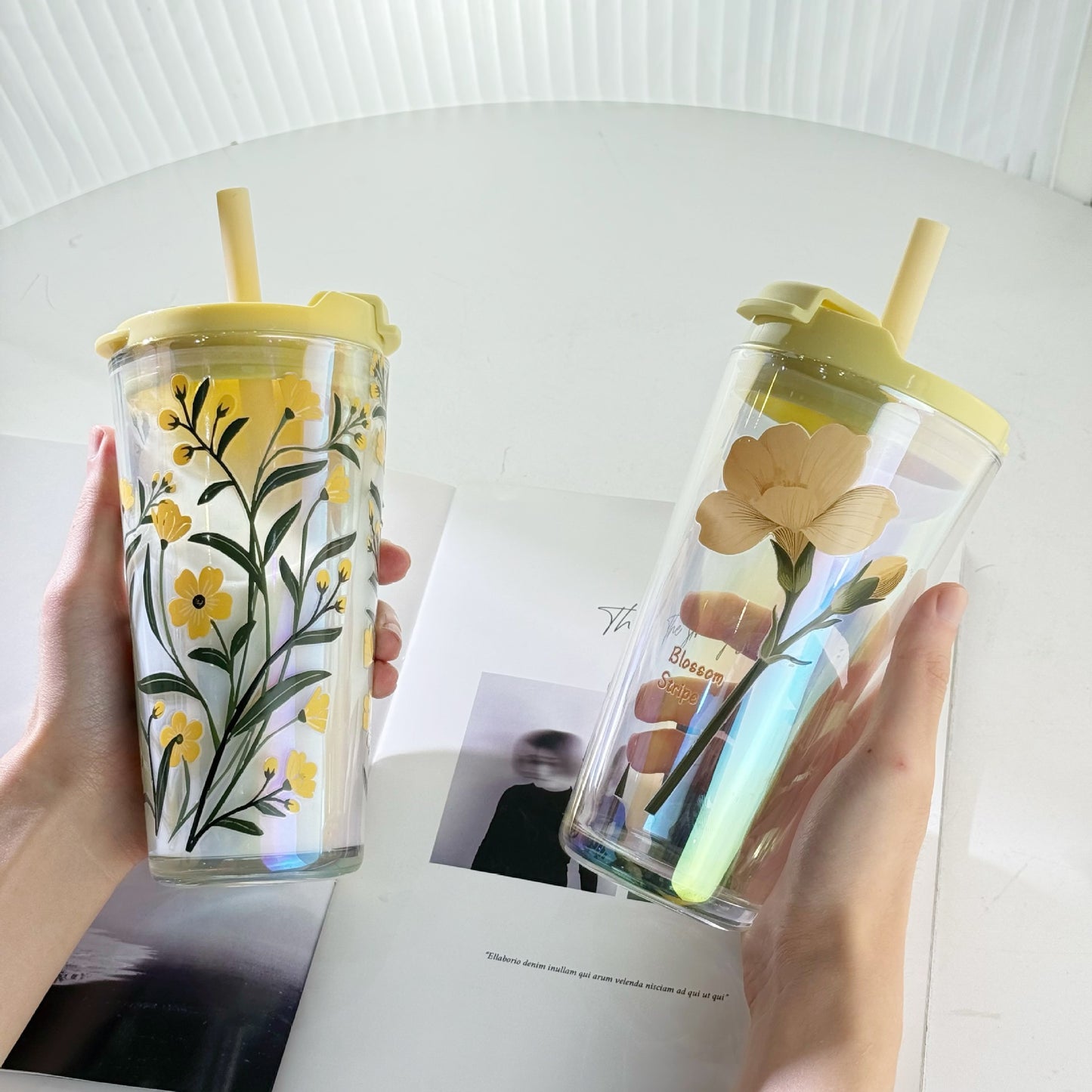 Damen Trinkbecher mit praktischer Silikonschutzhülle und dekorativen Blumenmotiven Karnz