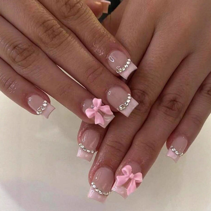 Kunstnagelset mit Verzierung Karnz
