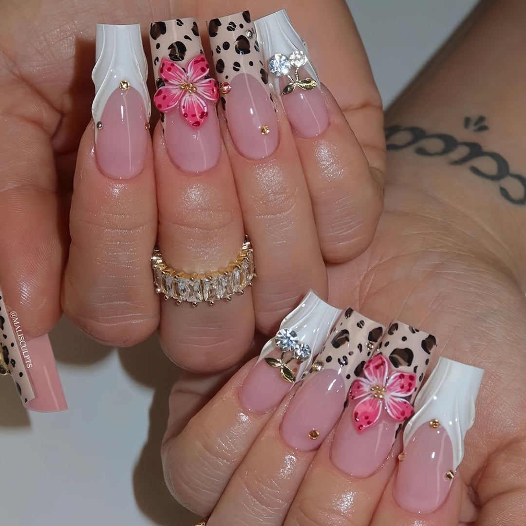 Künstlerische Acryl-Nagelerweiterungen mit floralem und tierischem Druckdesign Karnz