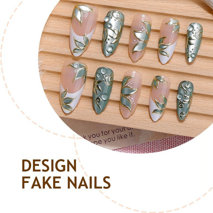 Kunstnagelset mit floralen und glamourösen Akzenten Karnz