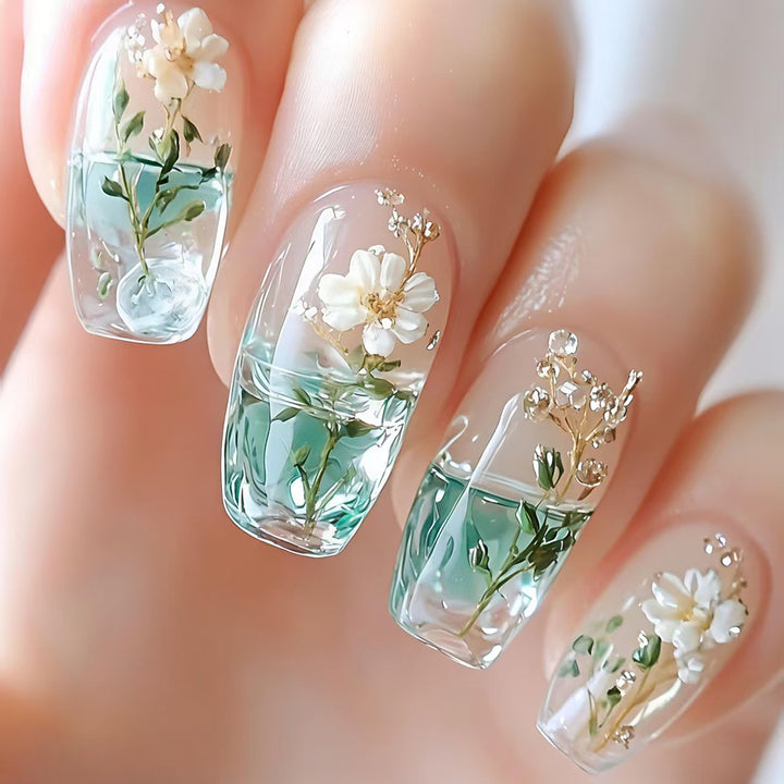 Kunstnägel mit Botanischem Blüten-Design Karnz