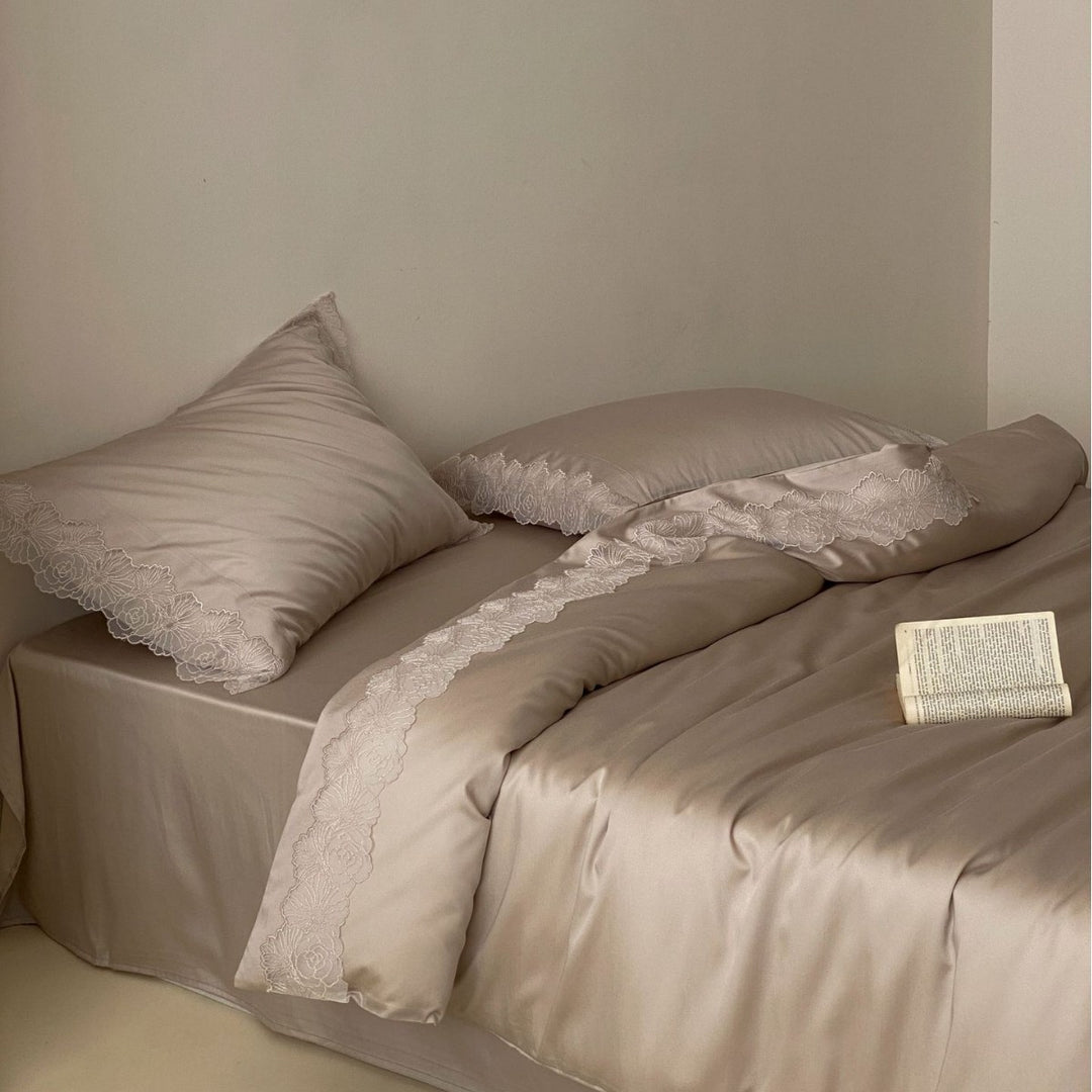 Luxuriöses Satin-Bettbezug-Set mit spitzenbesatz