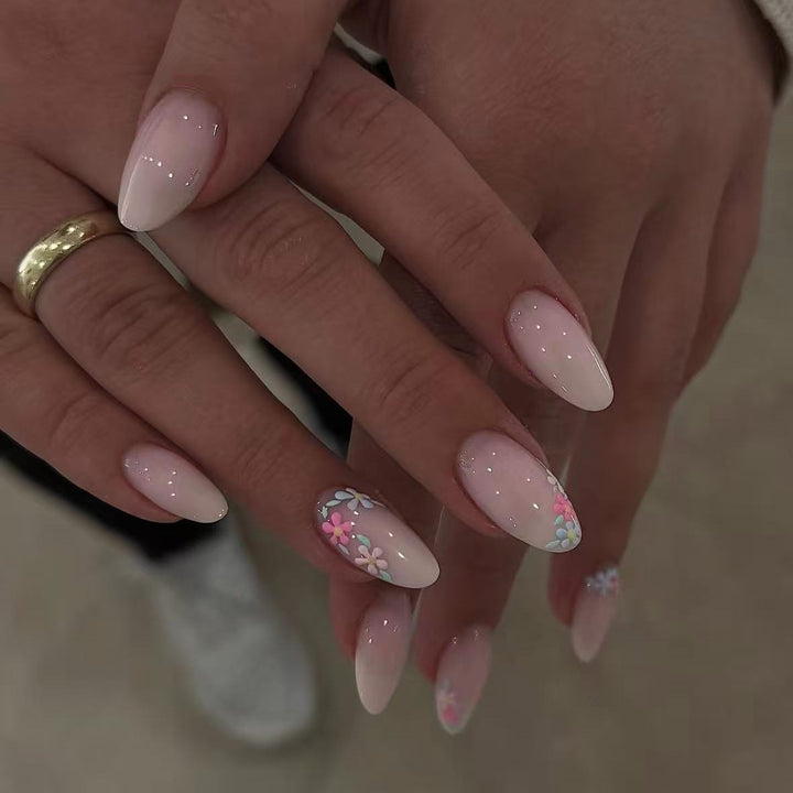 Kunstnagelset mit zarten Blumenmuster und Glanz Karnz