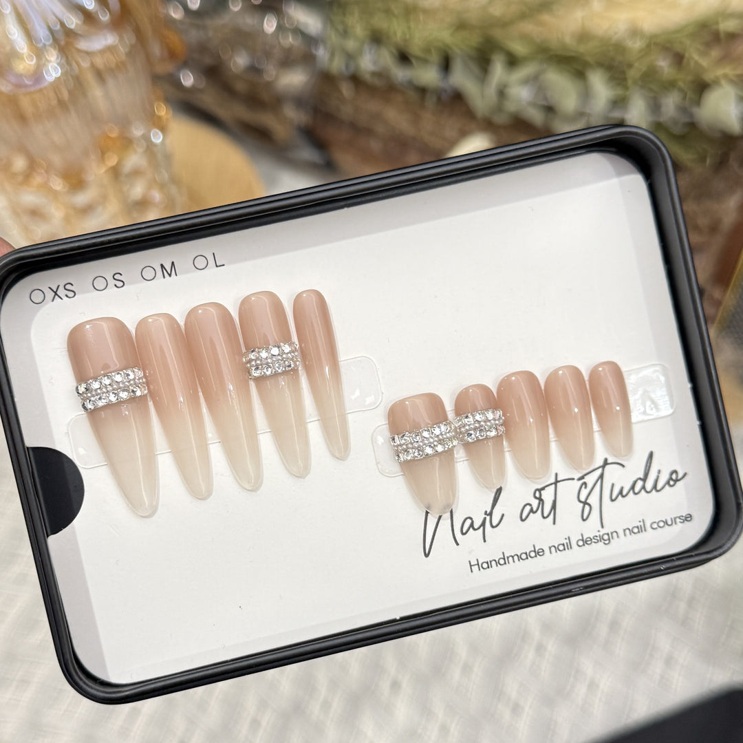 Stiletto Nagelkunst Tipps mit Strassakzenten Karnz
