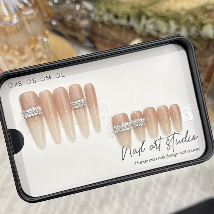 Stiletto Nagelkunst Tipps mit Strassakzenten Karnz