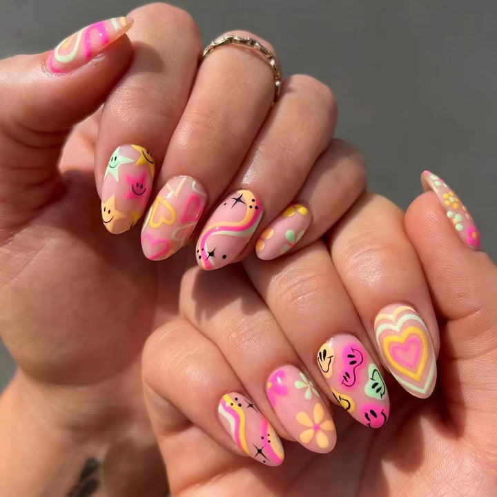 Kunstnagelset mit verspielten 3D-Motiven und bunten Designs Karnz