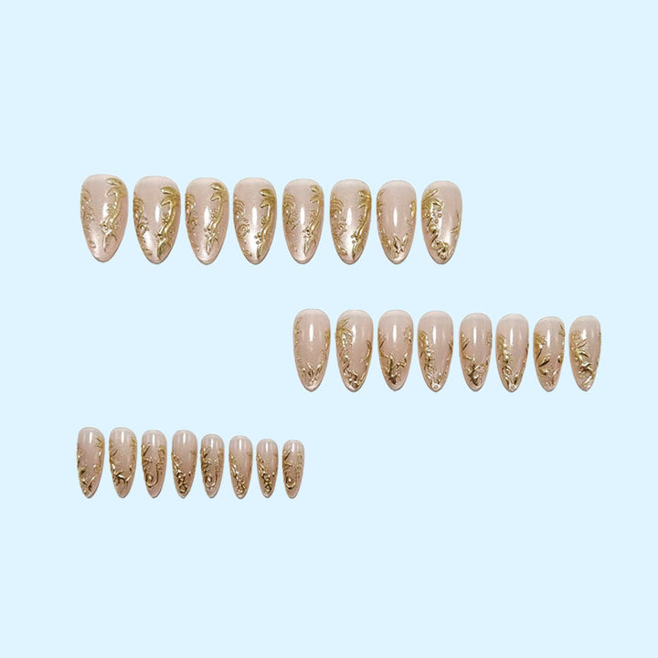 Glamouröse Kunstnägel mit filigranen Goldakzenten Karnz