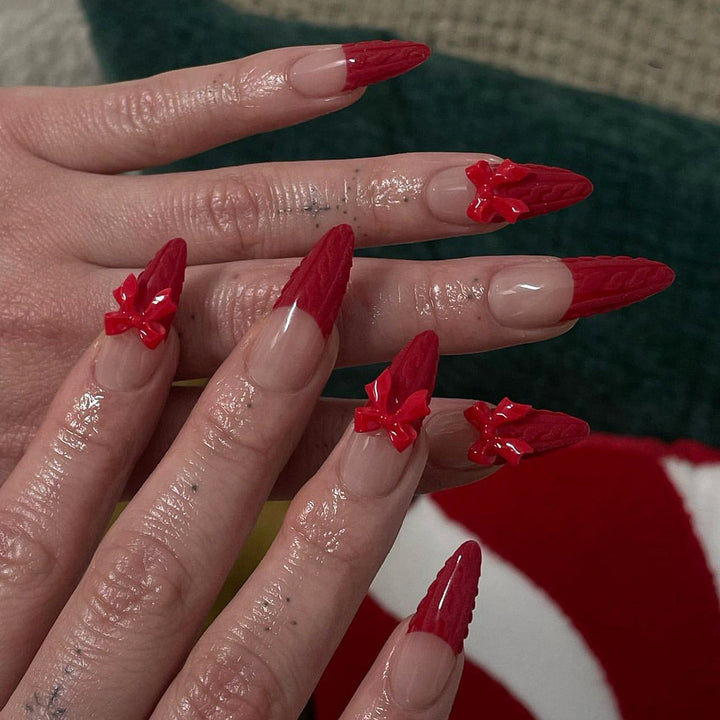 Kunstvolle Stiletto-Nägel mit glänzenden Akzenten Karnz
