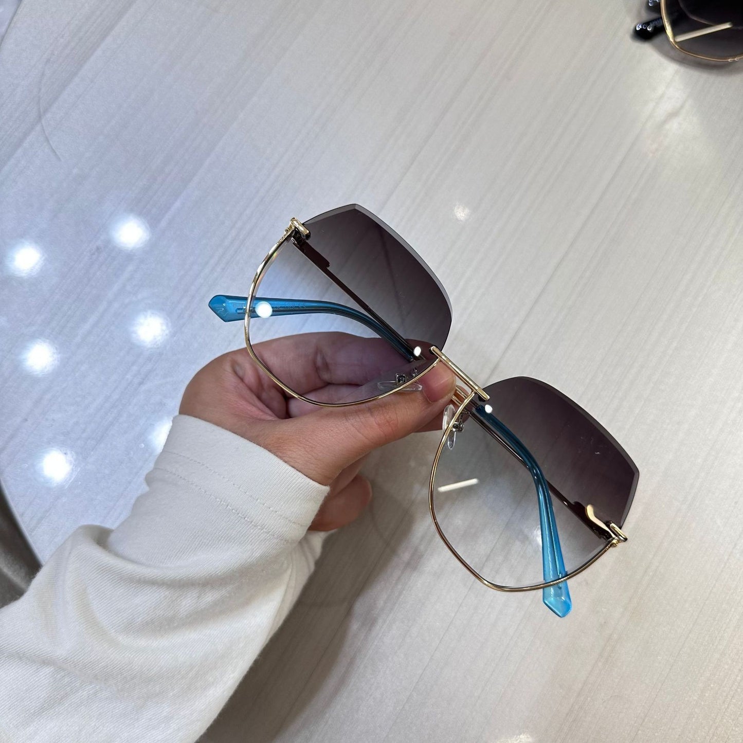 Damen Sonnenbrille mit elegantem, breitem Rahmen und luxuriösen Akzenten Karnz
