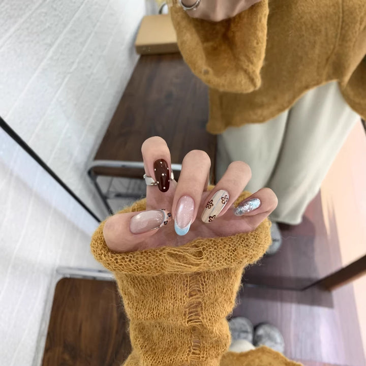 Künstlerische Blumen Press-On Nagelkunst