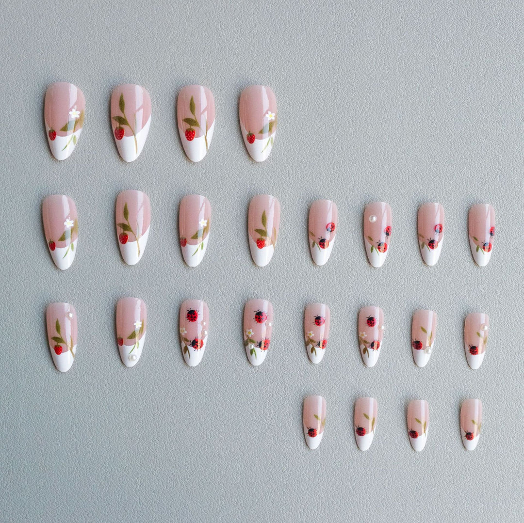 Künstlerische Marienkäfer Nagelkunst