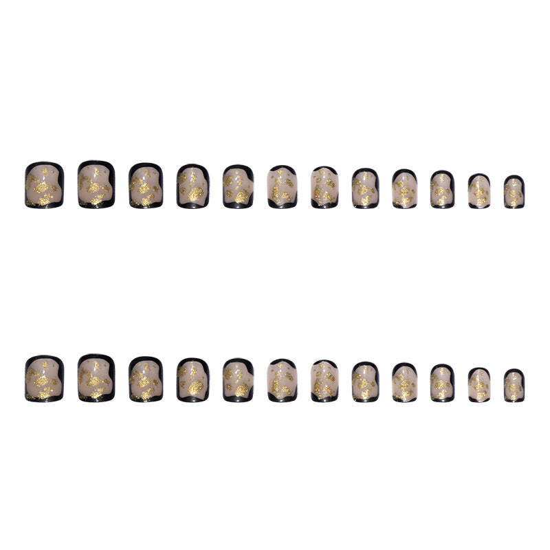 Kunstnagelset mit filigranen Goldakzenten und elegantem Finish Karnz