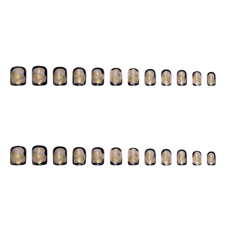 Kunstnagelset mit filigranen Goldakzenten und elegantem Finish Karnz