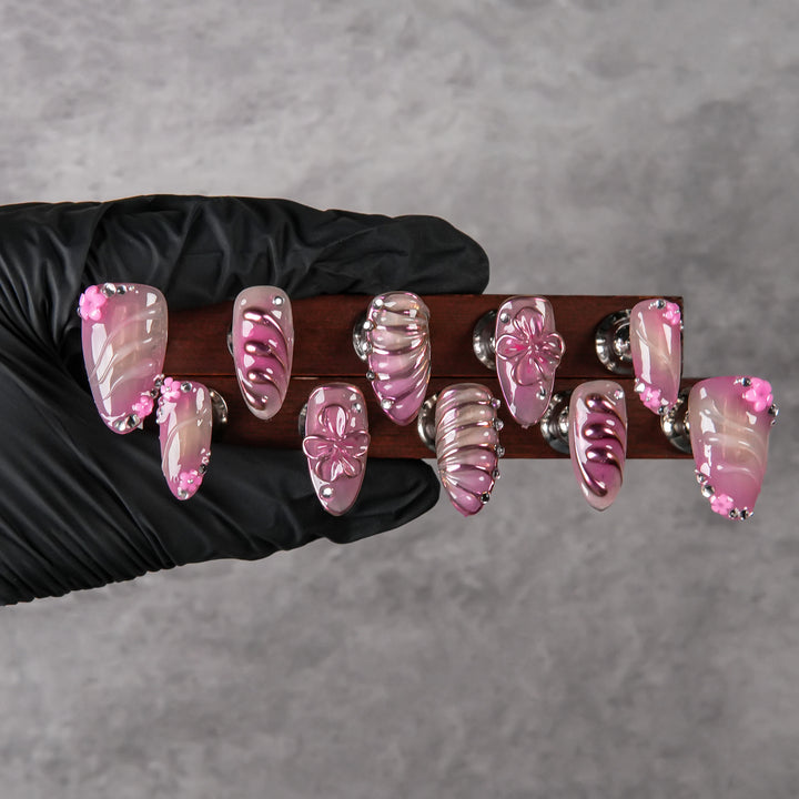 Künstlerisches Press-On Nagelset mit Schmuckakzenten