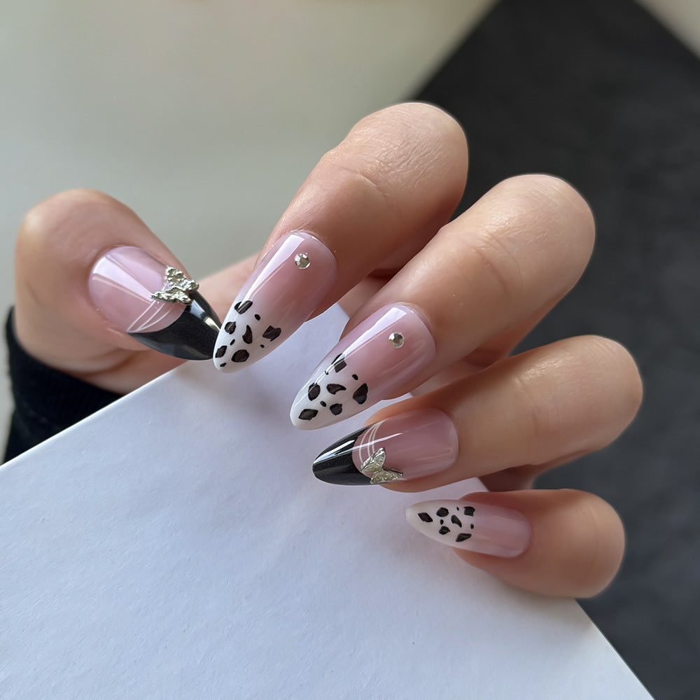 Künstlerisches Press-On Nagelset mit eleganten Designs Karnz