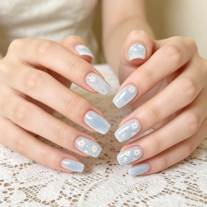 Künstlerisches Press-On-Nagelset mit floralen Akzenten Karnz