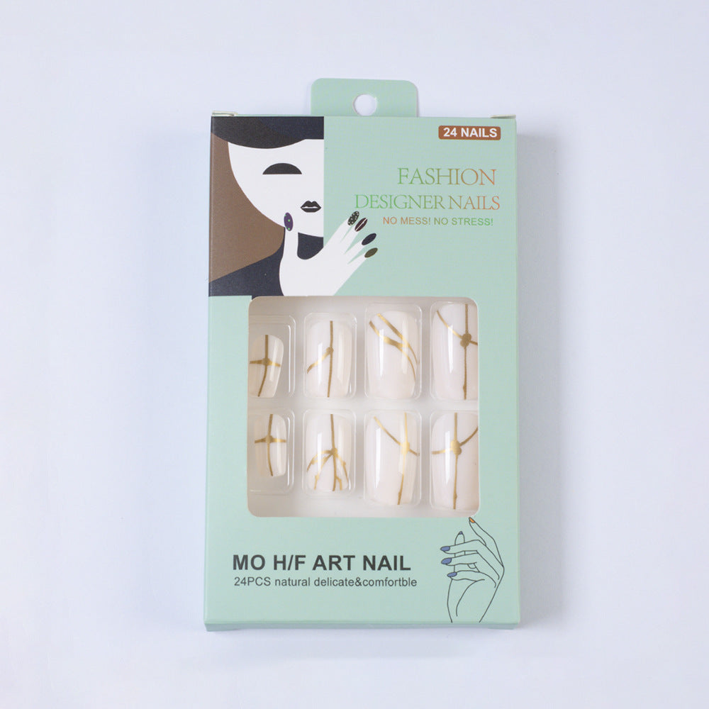 Kunstnägel mit elegantem goldenen Linienmuster Karnz