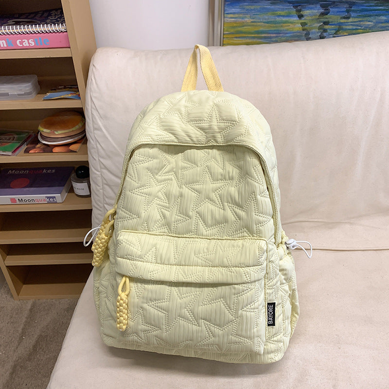 Gepolsterter Rucksack mit dekorativem Anhänger Karnz