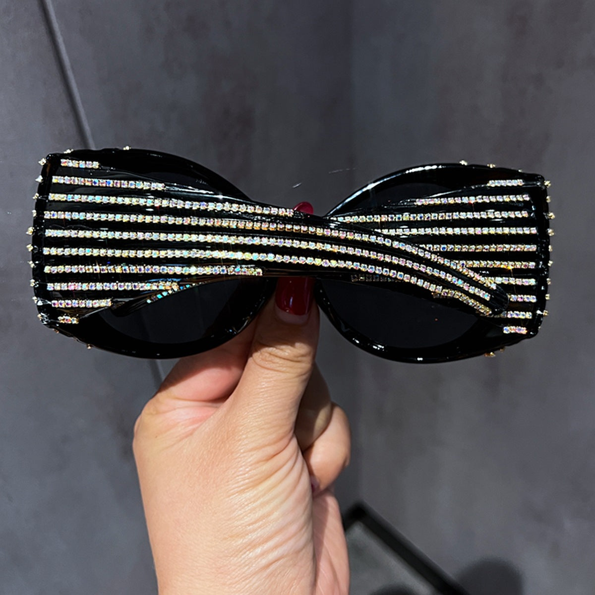 Damen Glamouröse Sonnenbrille mit funkelnden Kristallverzierungen Karnz