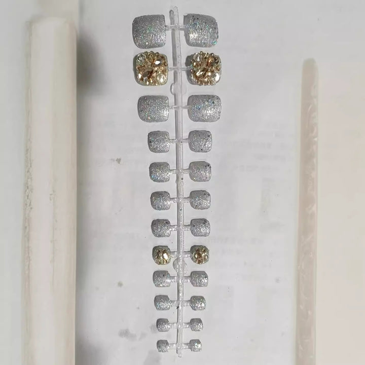 Glamouröse mit Strass verzierte Press-On Nagelset Karnz