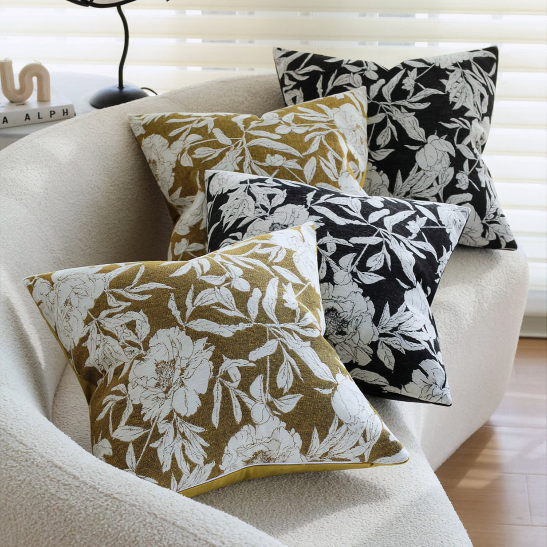 Quadratischer Dekorativer Kissenbezug mit großem Blumen‑Jacquard und samtigem Rückteil Karnz