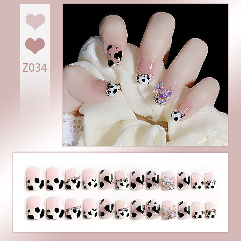 Kunstnagelset mit eleganten Glitzerverzierungen und schimmernden Akzenten Karnz