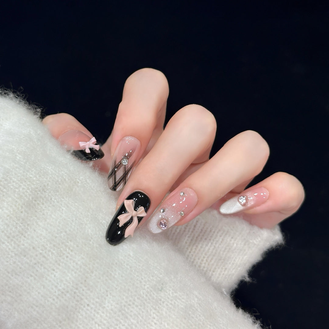 Künstliche Nagelspitzen mit Eleganten Schleifen und Glitzerdetails Karnz