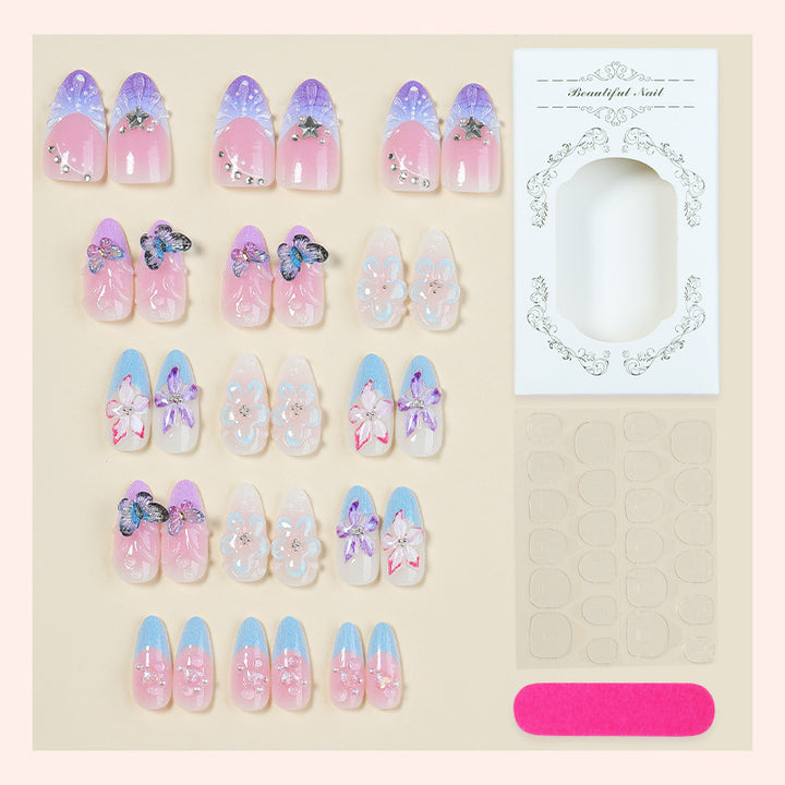 Kreatives Kunstnagelset mit floralen und Schmetterlingsmotiven Karnz