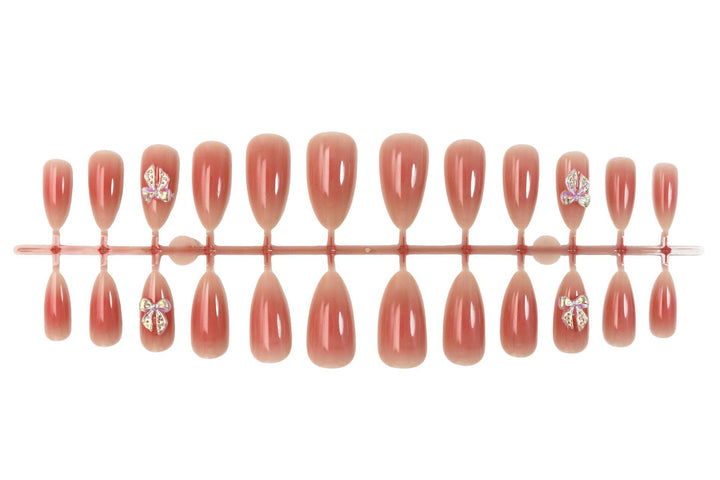 Kunstnagelset mit eleganten Ombre-Effekten und funkelnden Akzenten Karnz