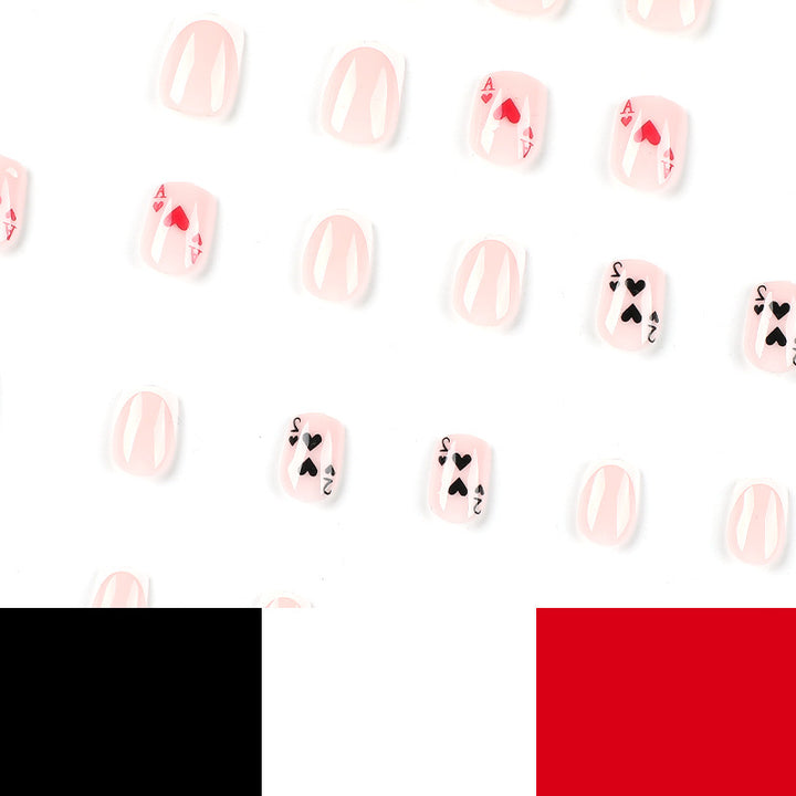 Verspielte Nagelkunst im Spielkarten-Design Karnz