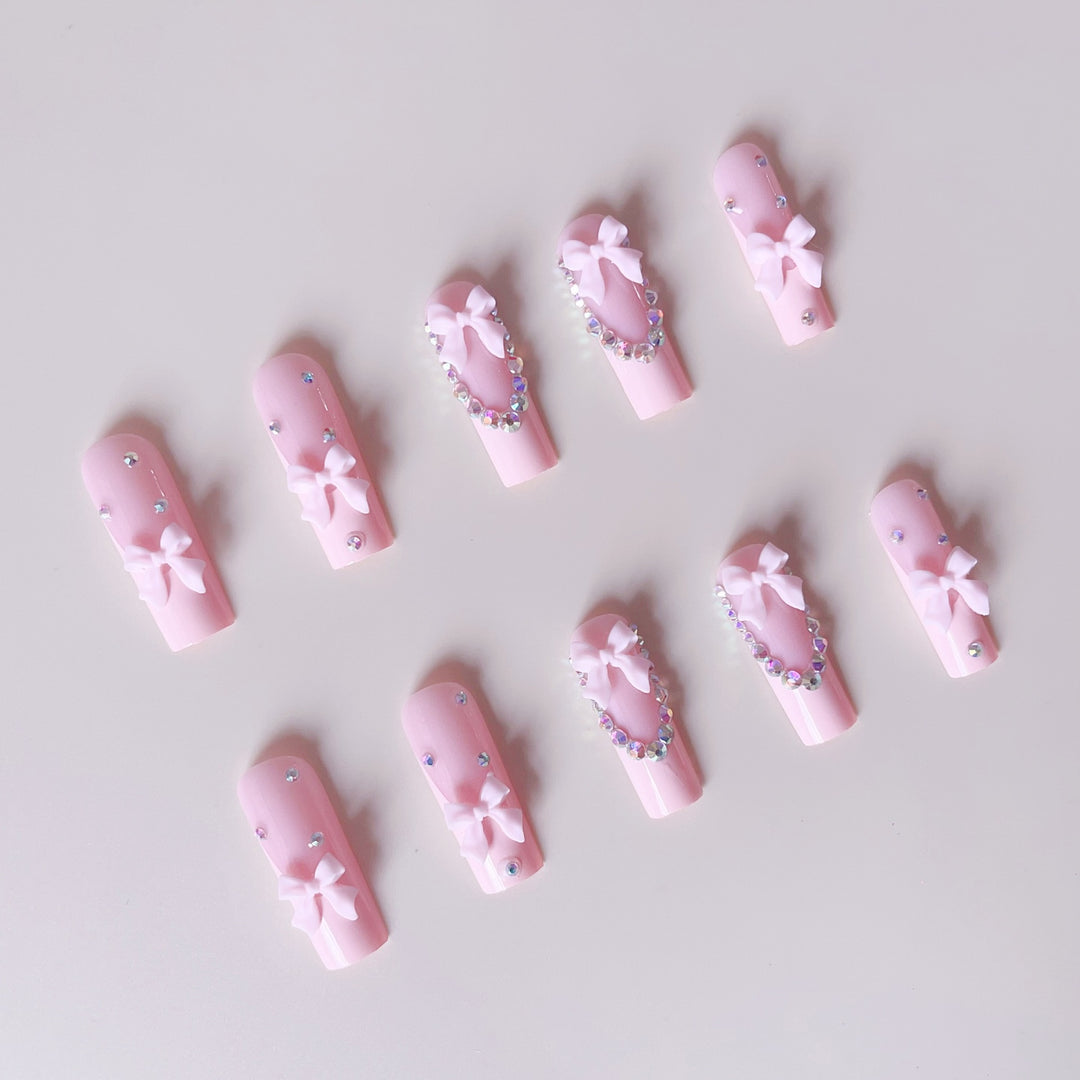 Kunstnagelset mit filigranen Bogenverzierungen und Strassdetails Karnz