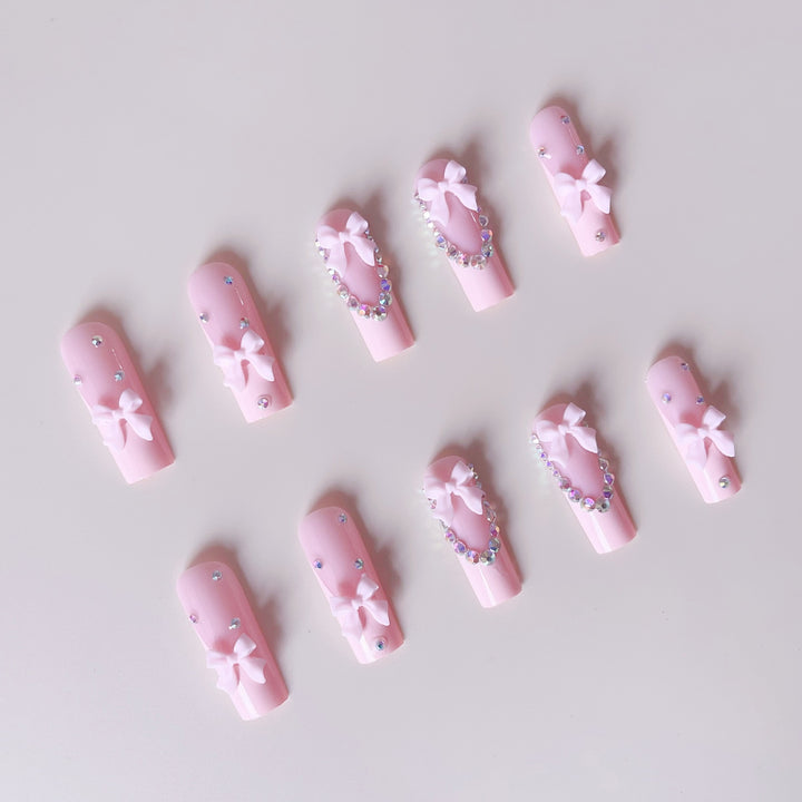 Kunstnagelset mit filigranen Bogenverzierungen und Strassdetails Karnz
