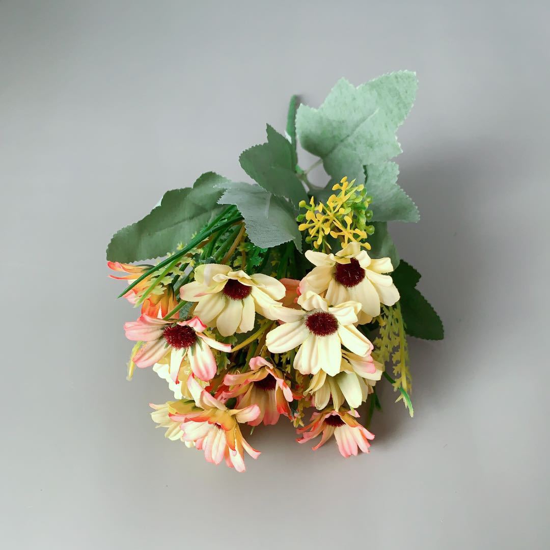 Lebensechter künstlicher Blumenstrauß