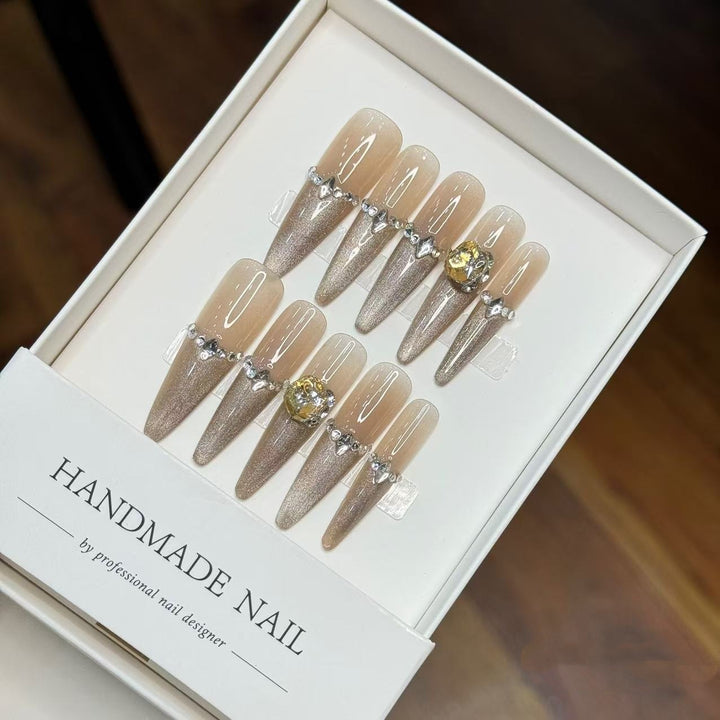 Handgefertigtes Stiletto-Nagelkunst-Set mit Edelsteinakzenten