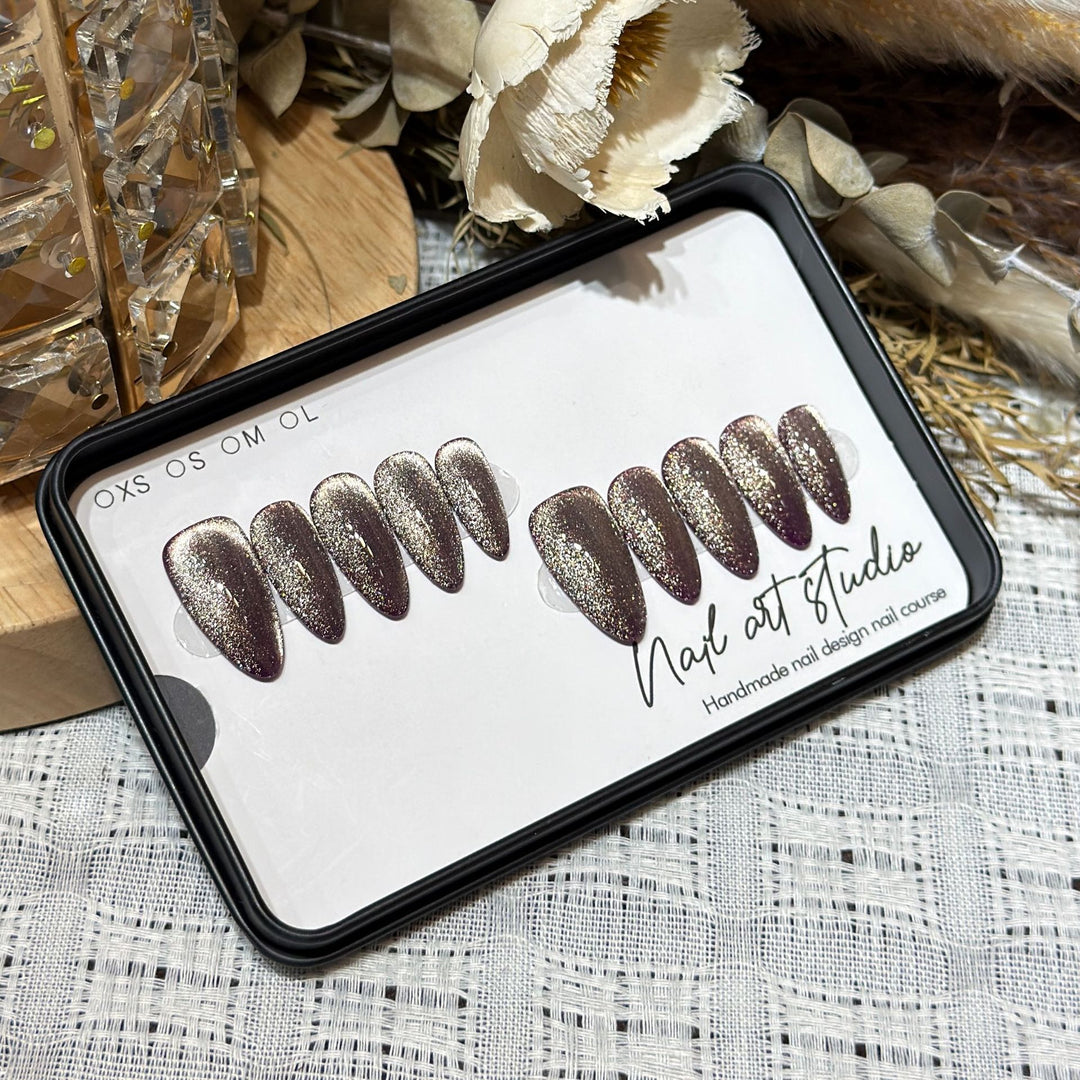 Glamouröser Stiletto Press-On Nagelset mit Glitzerfinish Karnz