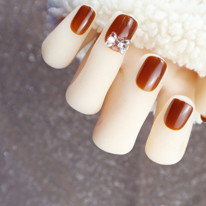 Elegantes Press-On-Nageldesign mit Strassakzent