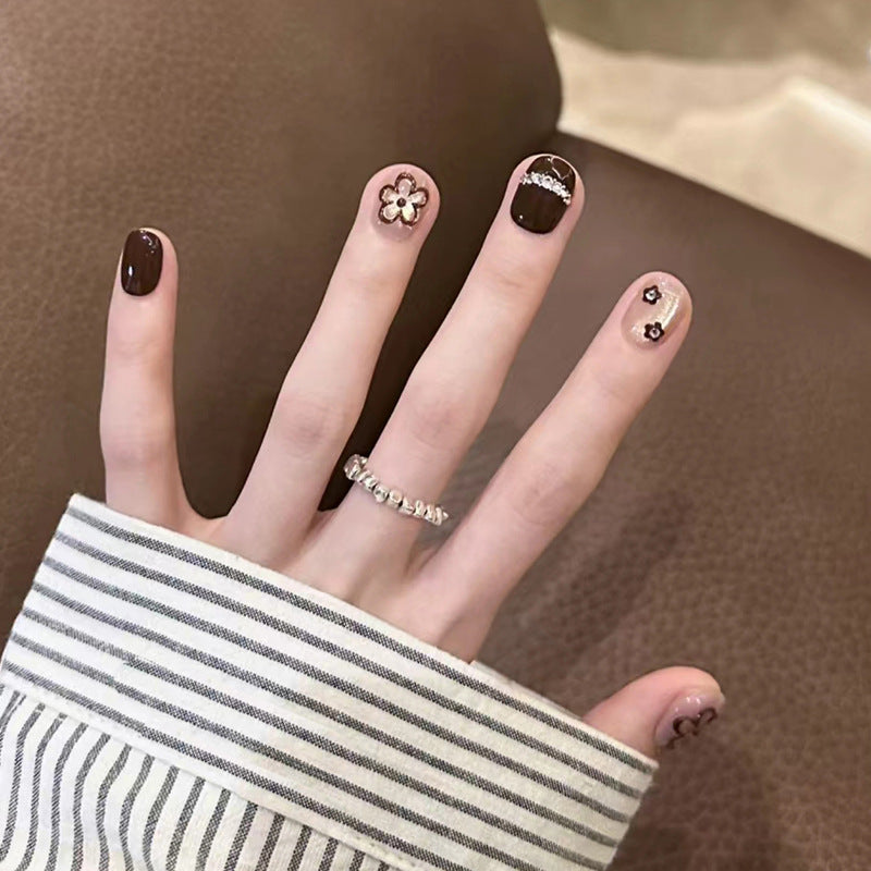 Glamouröses Press-On Nagelkunst-Set mit stylishen Edelstein-Akzenten Karnz