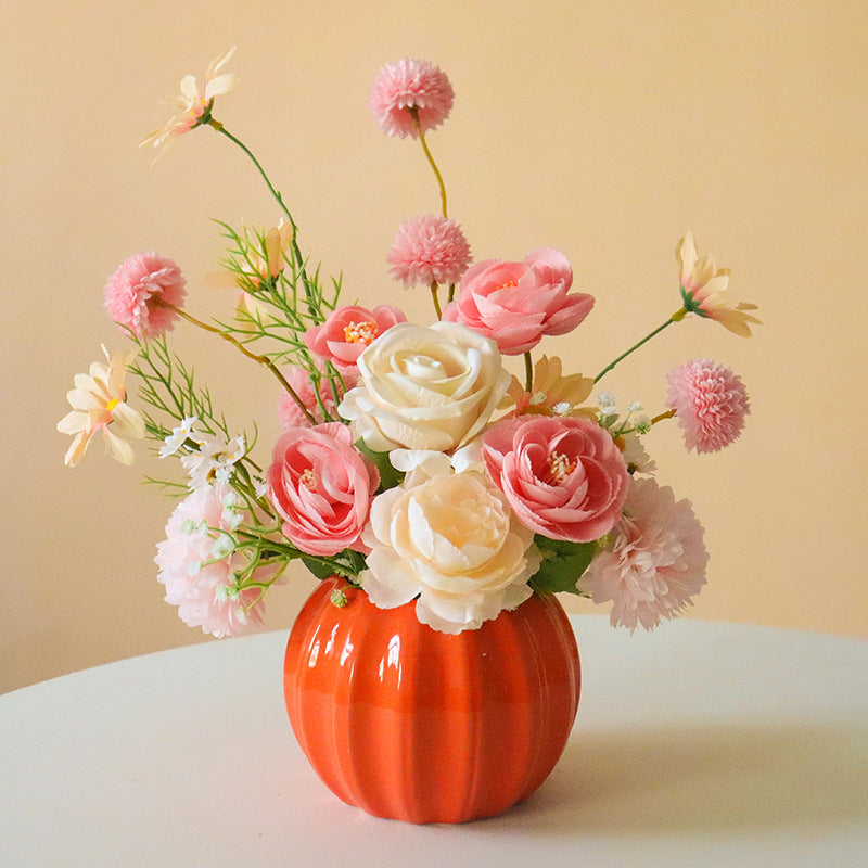 Dekorativer Blumengebinde mit keramischen Akzenten