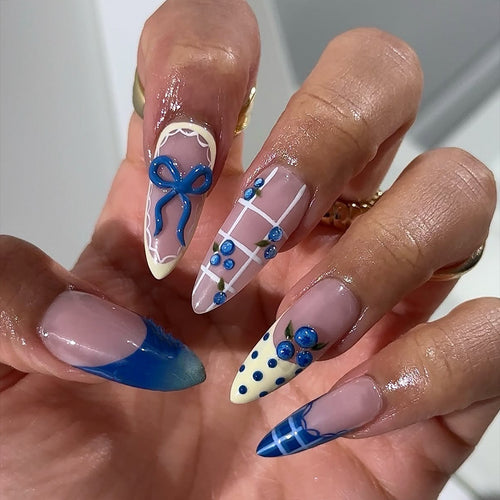 Kunstfingernägel mit Verspieltem Design und Eleganten Akzenten Karnz