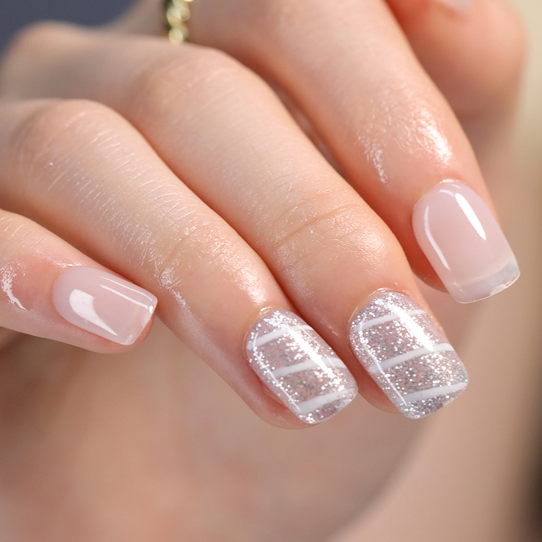 Kunstvolle und glitzernde Nageldesigns Karnz