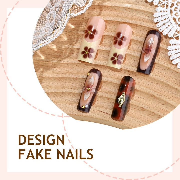 Künstliche Nail Art mit floralem und glamourösem Design Karnz