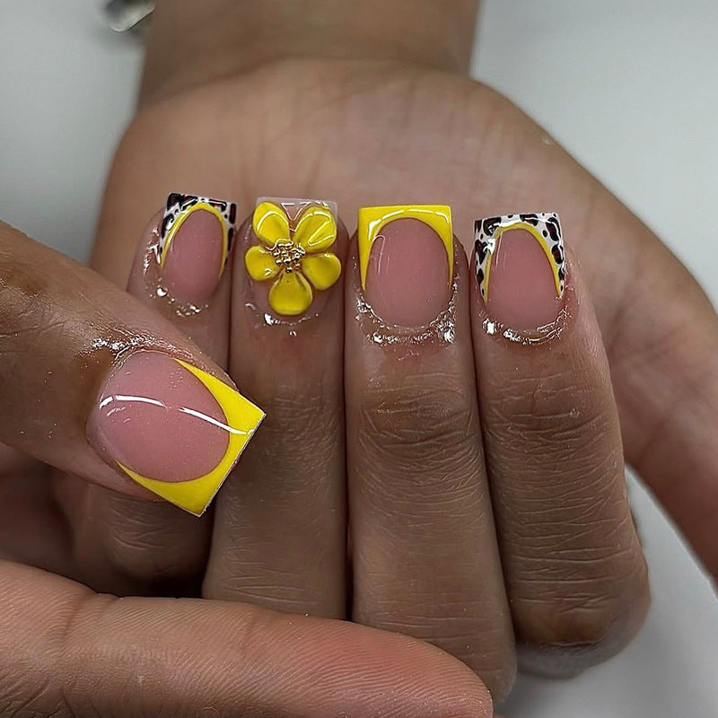 Kunstnagelset mit fröhlichen Blumen- und Tiermotiven Karnz