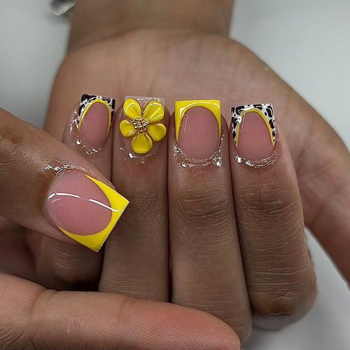 Kunstnagelset mit fröhlichen Blumen- und Tiermotiven Karnz