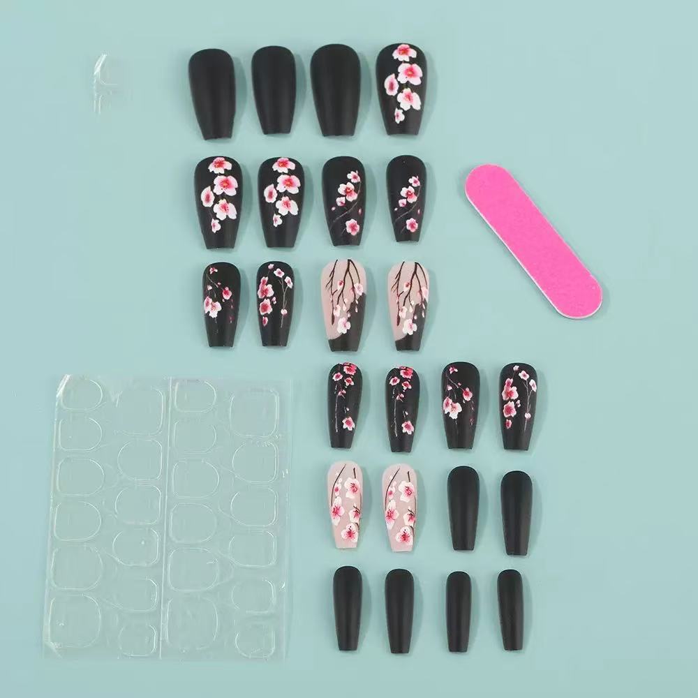 Kunstnagelset mit floralen Akzenten und mattem Finish Karnz